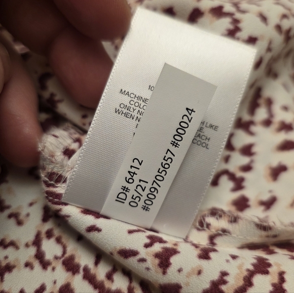 Express Poerofini Women's White and Maroon Patterned Blouse Size L - Picture 13 of 13